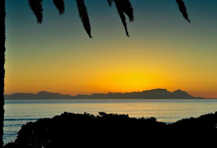 Отель Manor On The Bay