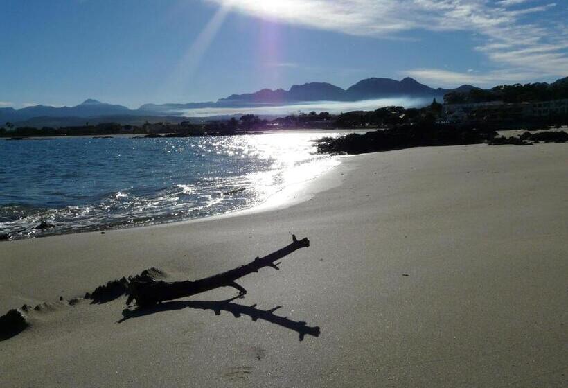Отель Manor On The Bay