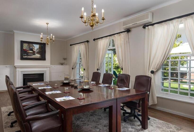 Отель Manor On The Bay