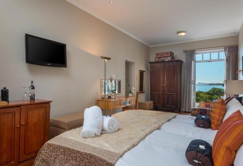 Отель Manor On The Bay