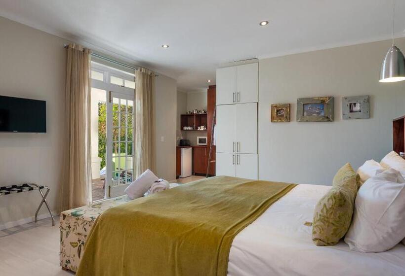 Отель Manor On The Bay