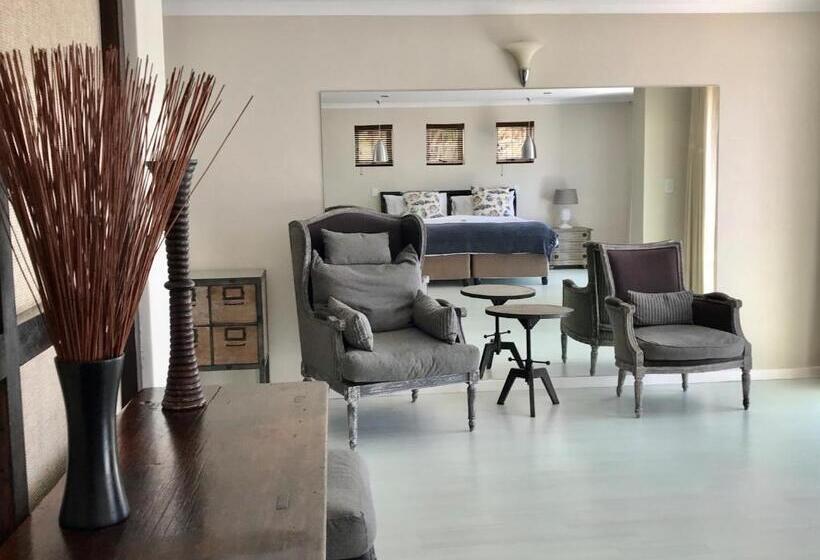 Отель Manor On The Bay