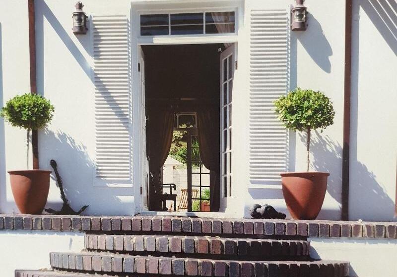 Отель Manor On The Bay