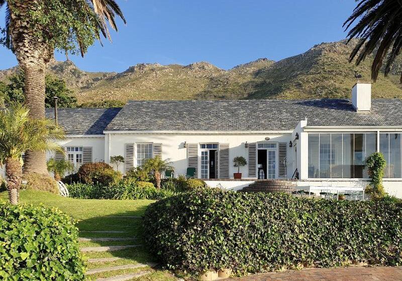 Отель Manor On The Bay