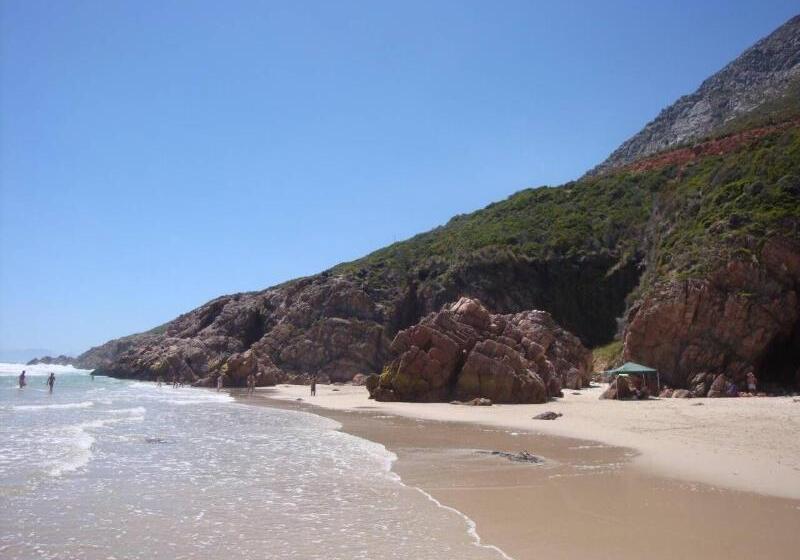 Отель Manor On The Bay