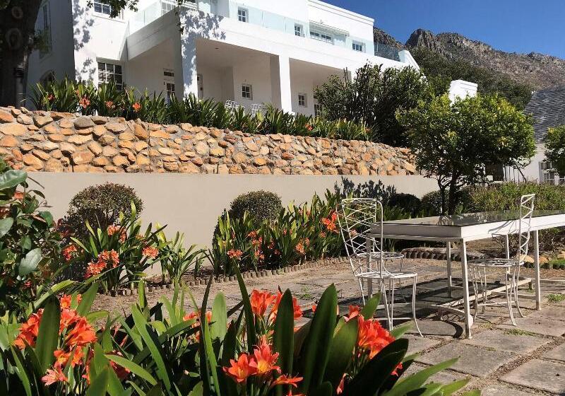 Отель Manor On The Bay