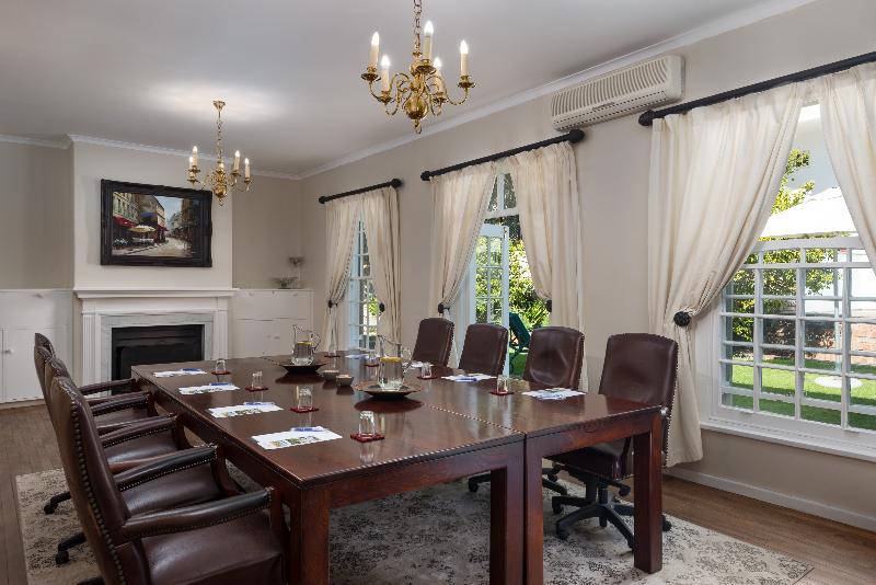 Отель Manor On The Bay