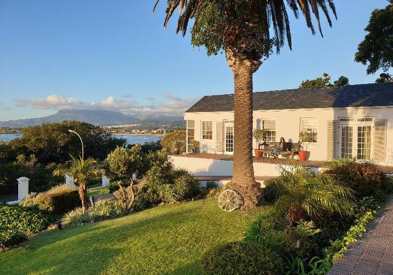 Отель Manor On The Bay