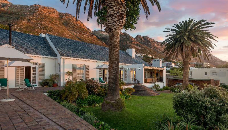 Отель Manor On The Bay