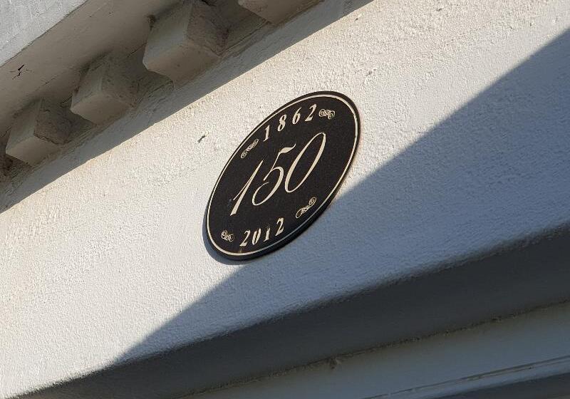 Отель Manor On The Bay