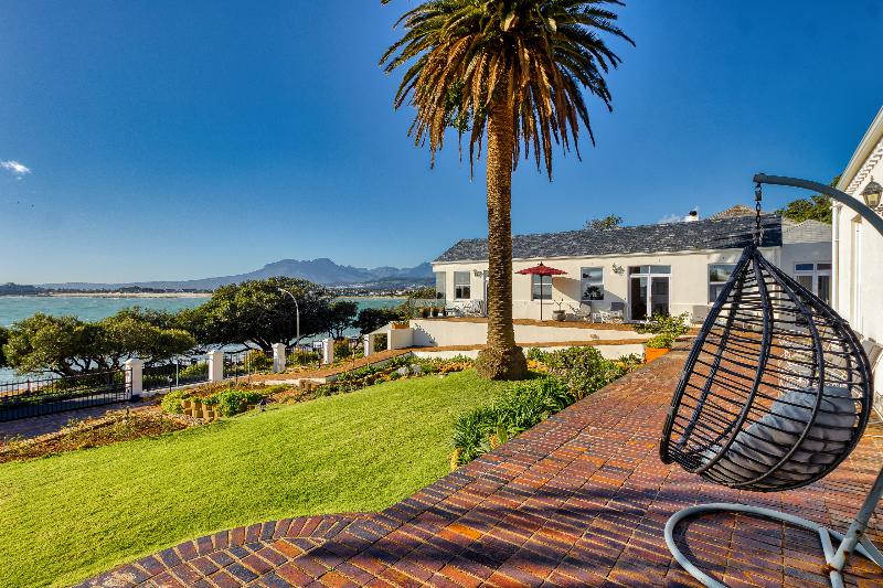 Отель Manor On The Bay