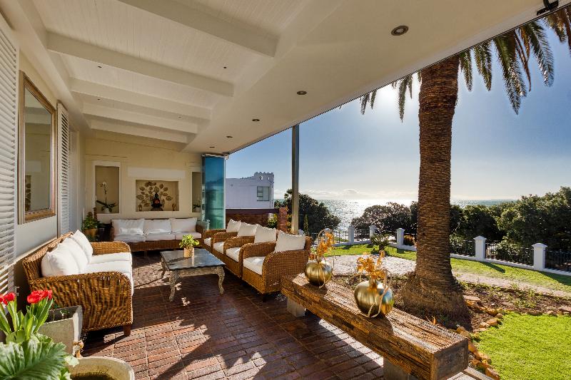 Отель Manor On The Bay