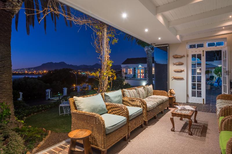 Отель Manor On The Bay