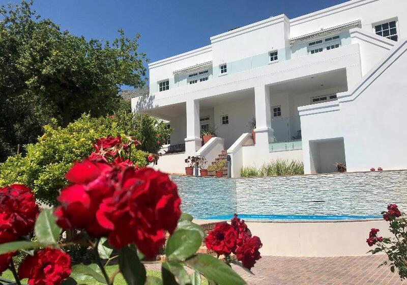 Отель Manor On The Bay