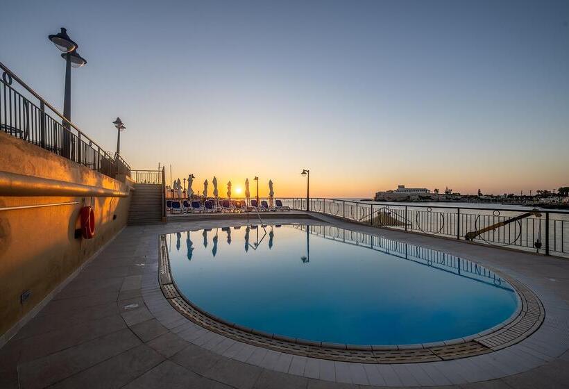 هتل Verdi St George S Bay Marina