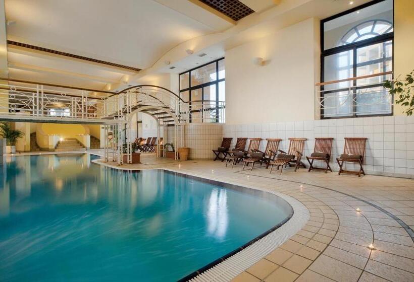 هتل Verdi St George S Bay Marina