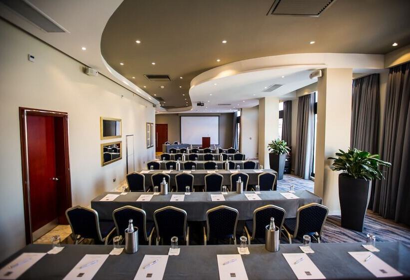 هتل Verdi St George S Bay Marina