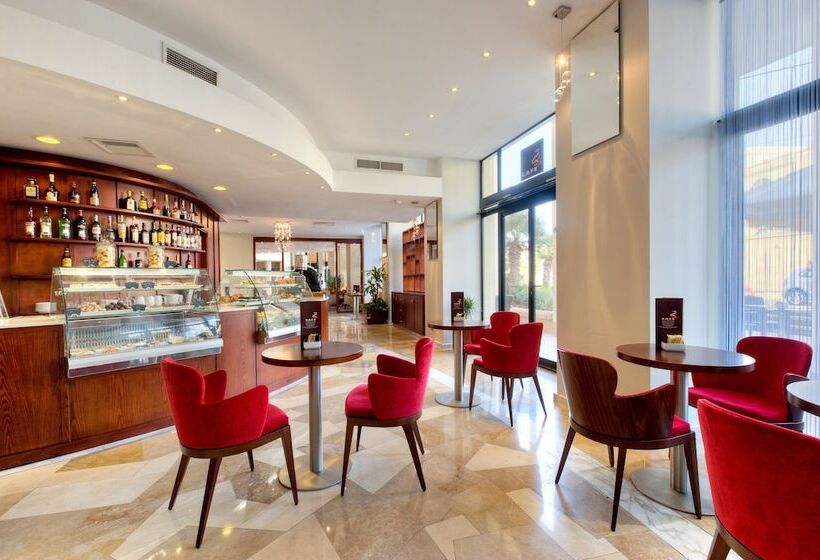 هتل Verdi St George S Bay Marina