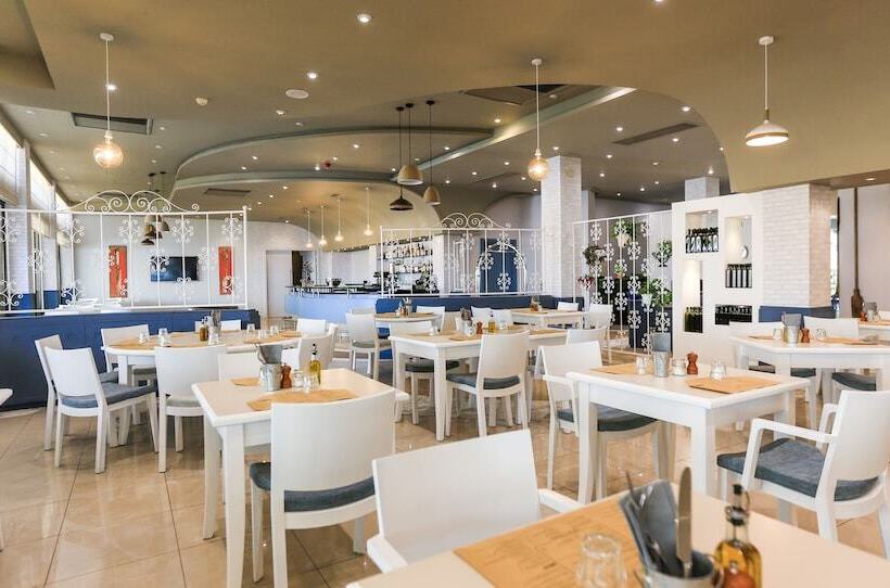 هتل Verdi St George S Bay Marina