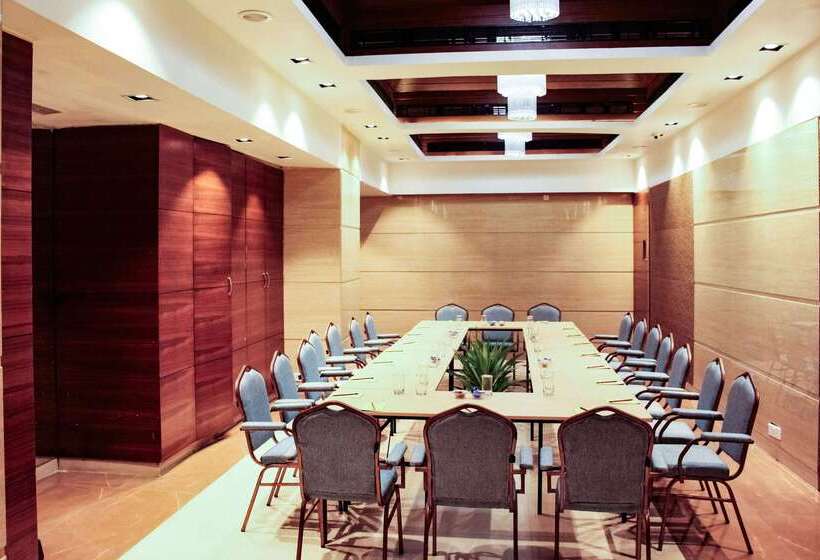 هتل Quality Inn Residency