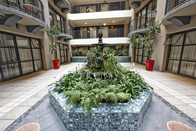 בית מלון כפרי Quest Atrium Serviced Apartments