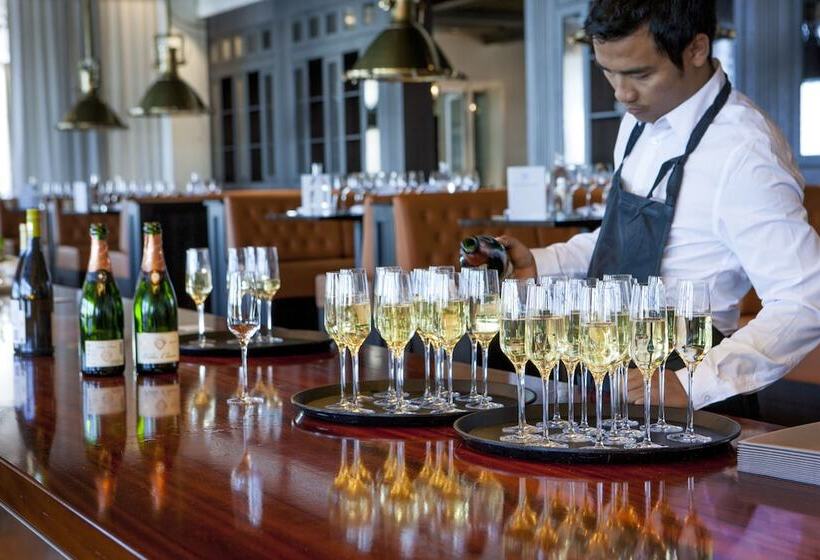 Отель Stenungsbaden Yacht Club