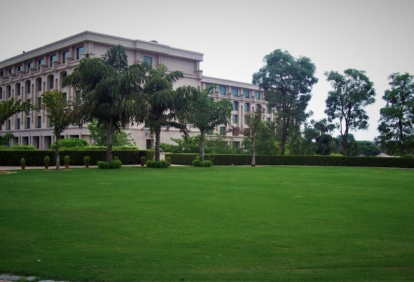 Отель The Grand New Delhi