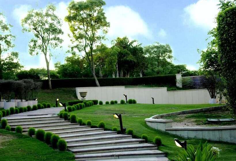 Отель The Grand New Delhi