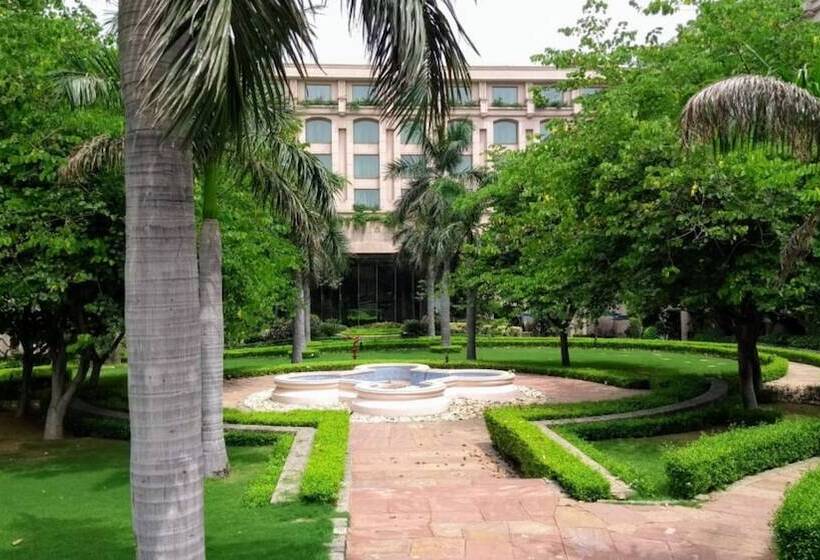 Отель The Grand New Delhi