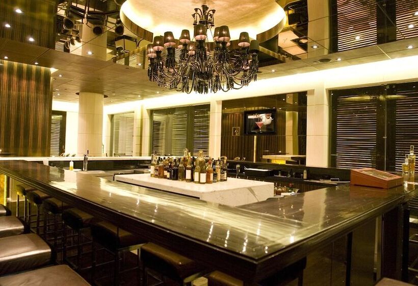 Отель The Grand New Delhi