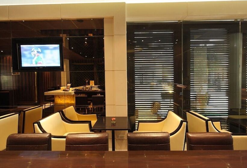 Отель The Grand New Delhi