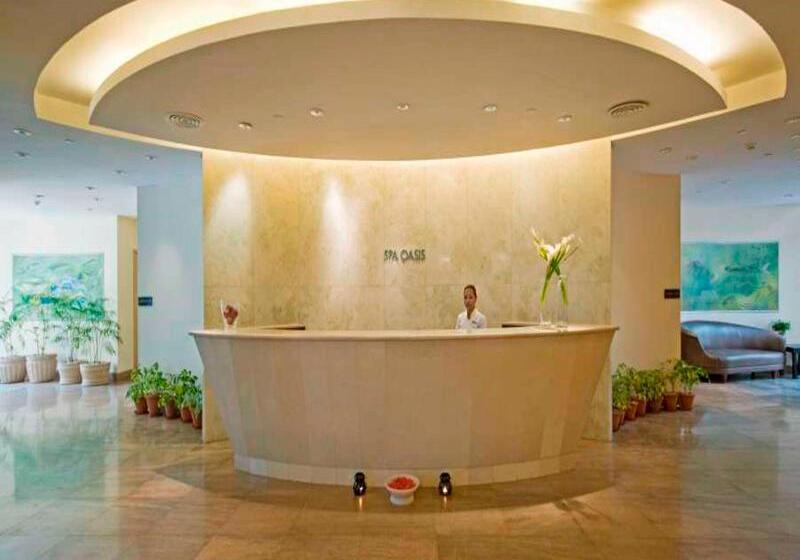 Отель The Grand New Delhi