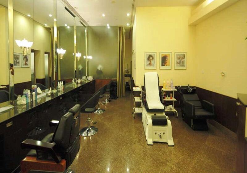 Отель The Grand New Delhi