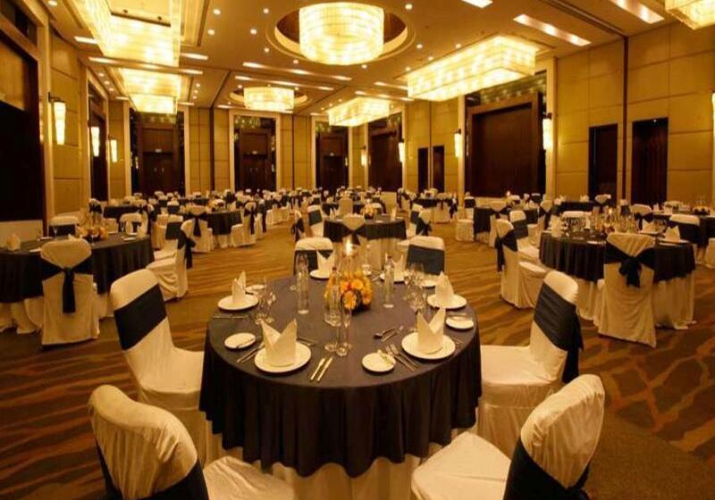 Отель The Grand New Delhi