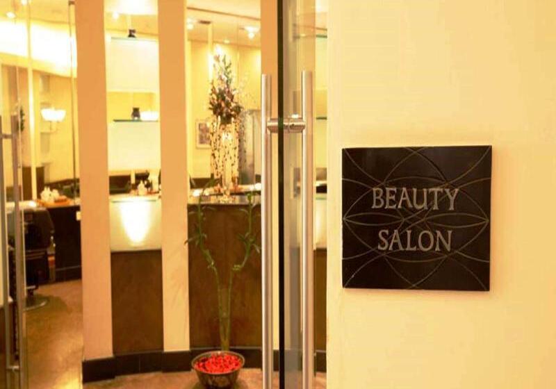 Отель The Grand New Delhi