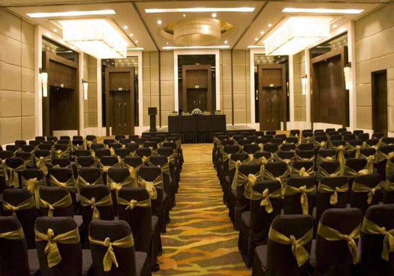 Отель The Grand New Delhi