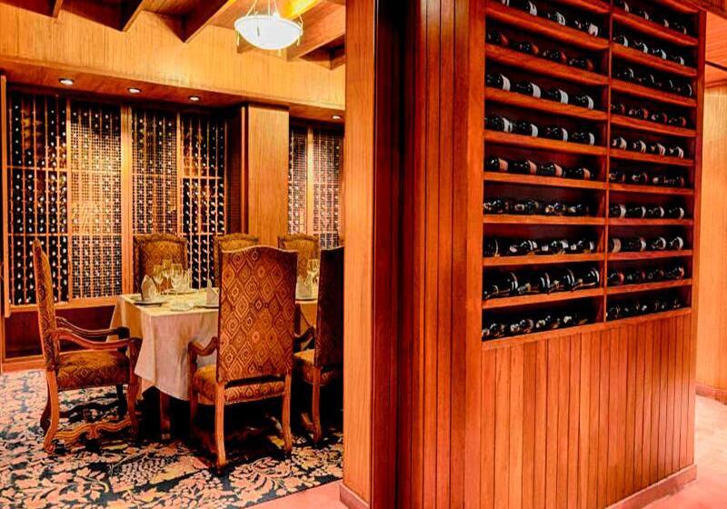 Отель The Grand New Delhi