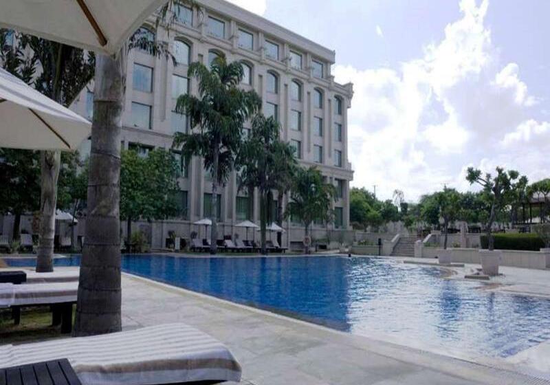 Отель The Grand New Delhi