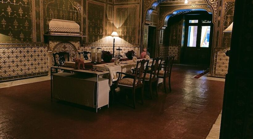 Отель The Laxmi Niwas Palace