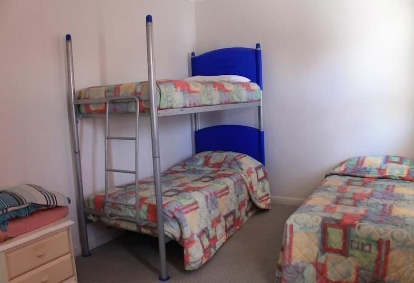 Общежитие Tin Can Bay Budget Accommodation