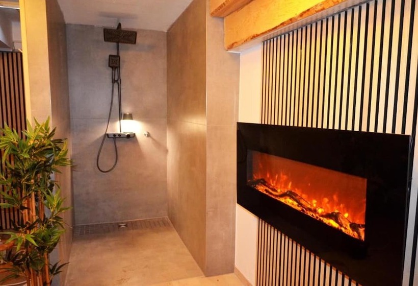 بنسيون Gasthof Zum Ritter   A Cozy Historical Landmark