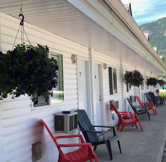 Pines Motel