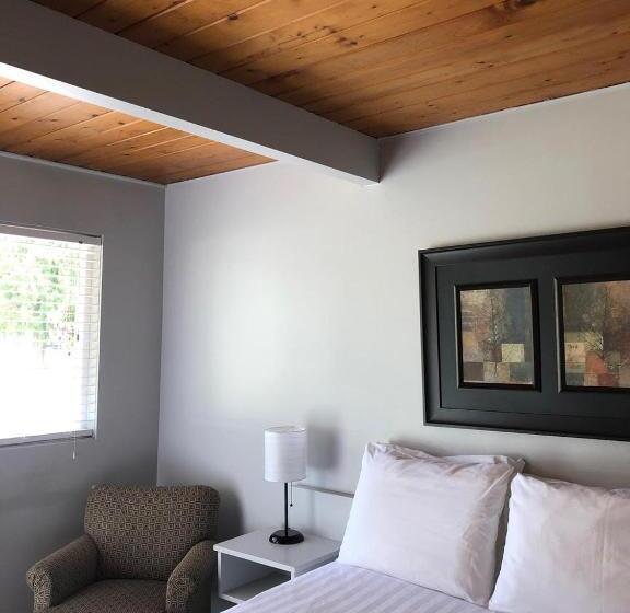 Pines Motel