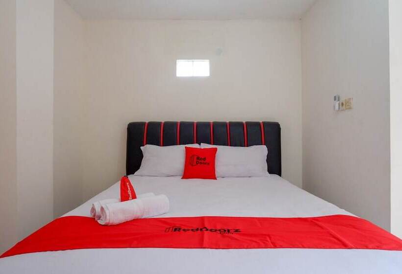 Пансион Reddoorz Syariah Near Gor Satria 4