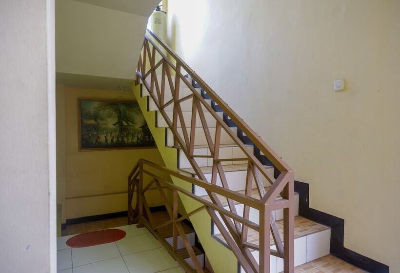 Пансион Reddoorz Syariah Near Gor Satria 4