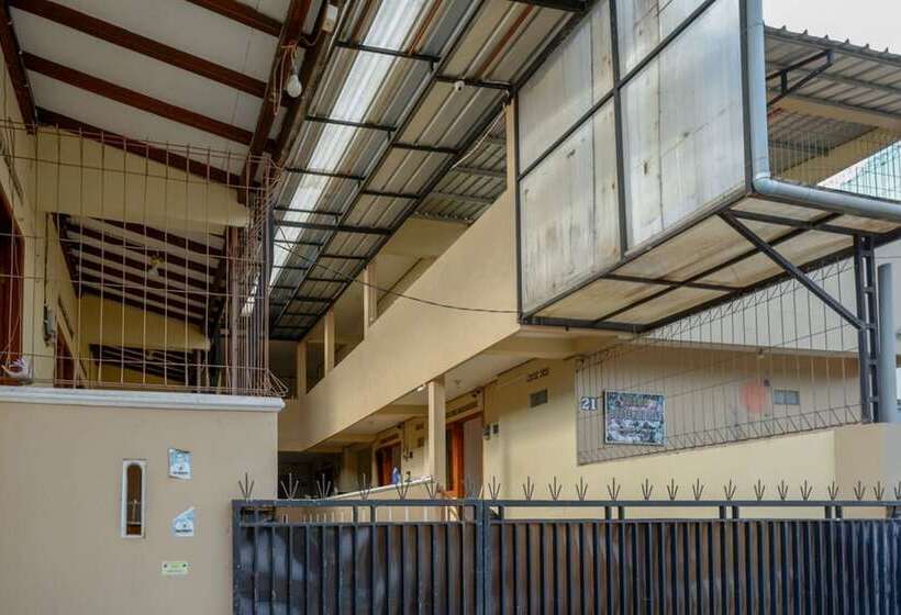 Пансион Reddoorz Syariah Near Gor Satria 4