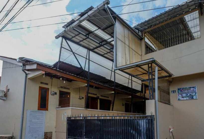 Пансион Reddoorz Syariah Near Gor Satria 4