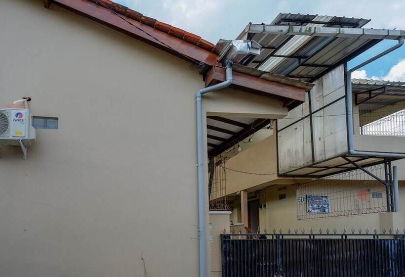 Пансион Reddoorz Syariah Near Gor Satria 4