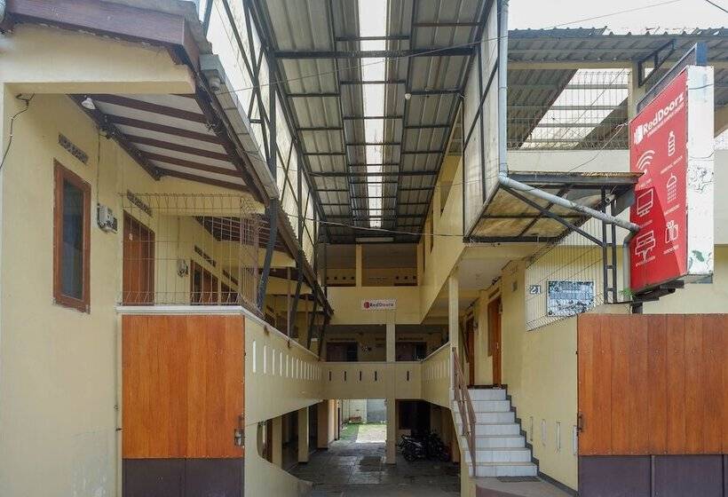 Пансион Reddoorz Syariah Near Gor Satria 4