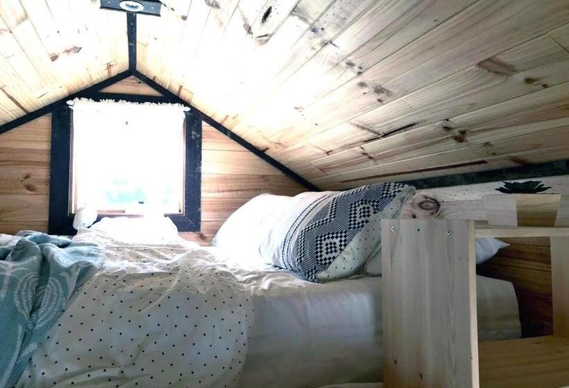 בית מלון כפרי Hilltop Tiny House By Tiny Away